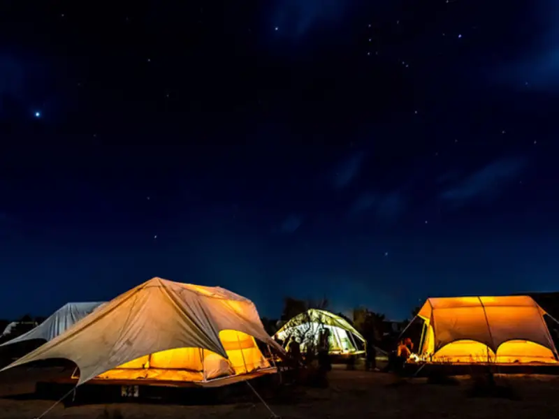 کمپ متین آباد در شب